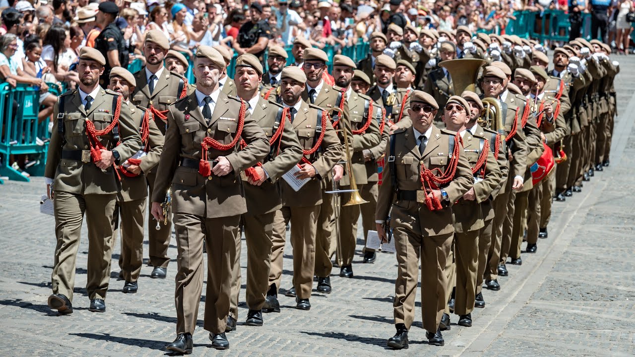 ✝Misa y desfile militar por las fiesta del Pino en Teror