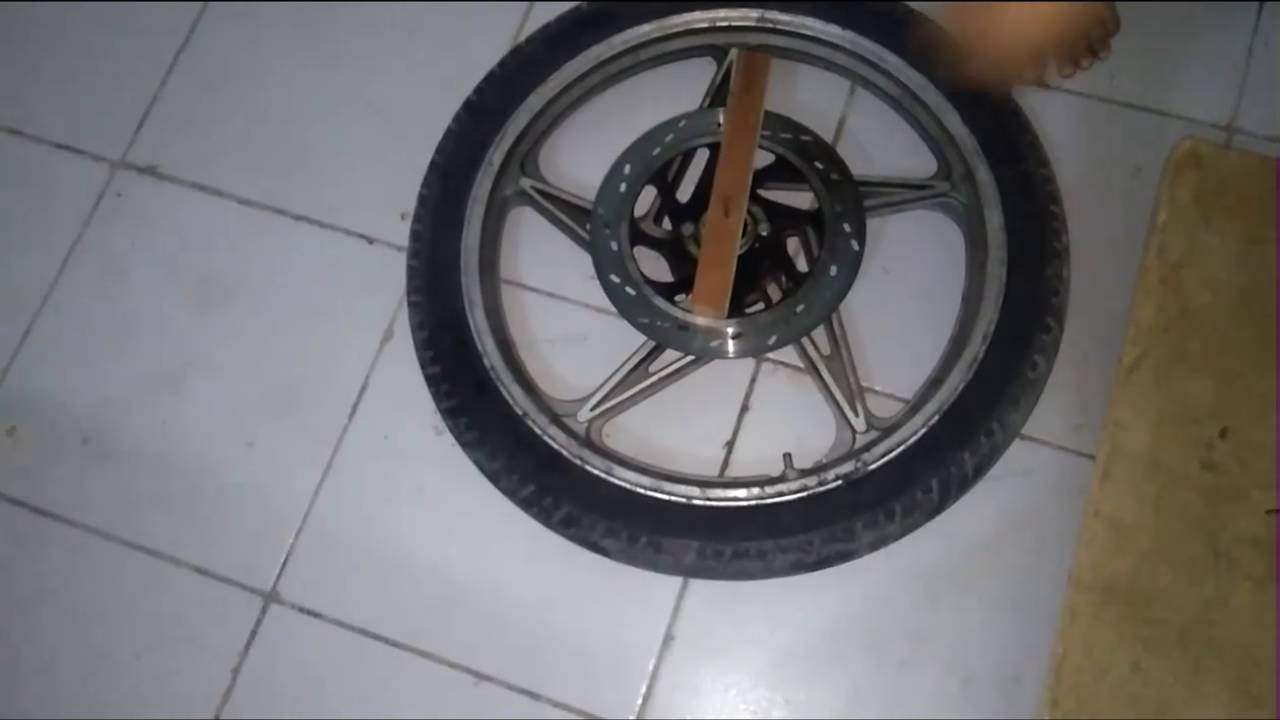 TIRANDO O PNEU DA MOTO SEM DANIFICAR O DISCO #PNEUDEMOTO