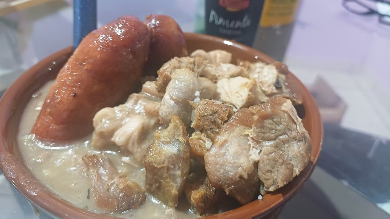 ALMOÇO DE HOJE LINGUIÇA ARROZ FEIJÃO COM PE DE PORCO / COMPREI UMA CADEIRINHA PRO NAOH COMER 