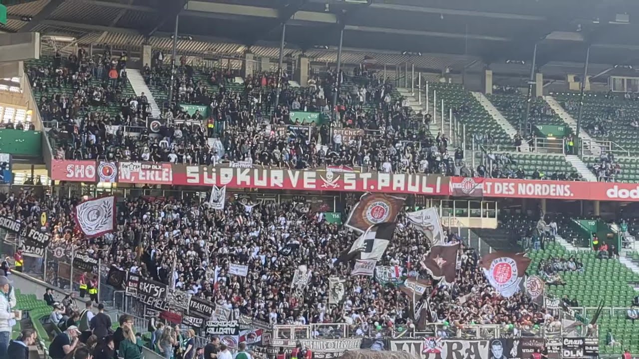 St. Pauli Fans lautstark über eine Stunde vor'm Spiel im Bremer Weserstadion