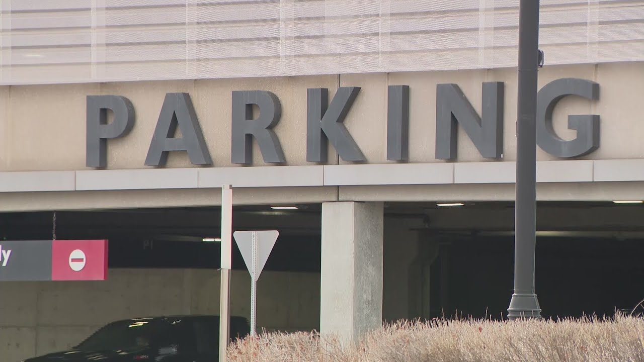Parking fees at Fashion Outlets of Chicago spark mixed reactions