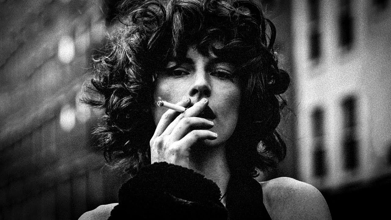 Black and white smoke #3 - Queen deep black