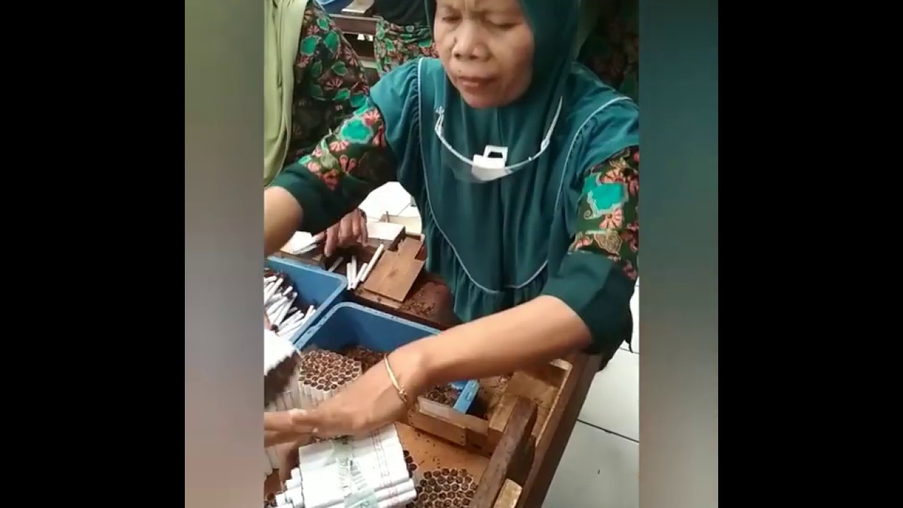 PROSES PEMBUATAN ROKOK SIGARET KRETEK TANGAN (SKT) PT. DJARUM (DJarum 76 )