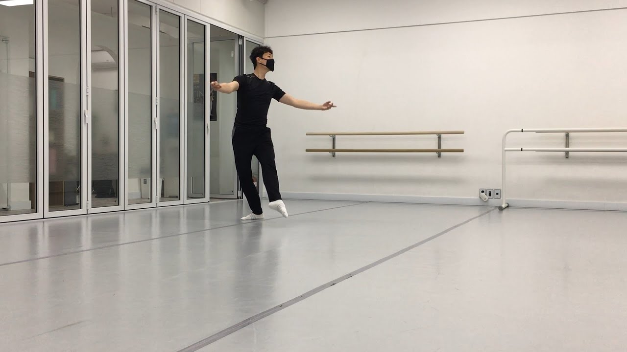 발레청년 톰베 파드브레(Tombe pas debourree) 정확하게 다리 잘 움직이기.방향 잘 따라가기.