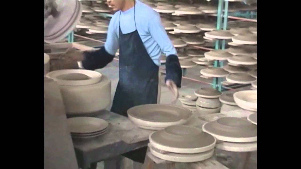 Die traditionelle manuelle Tellerfertigung der Porzellanindustrie