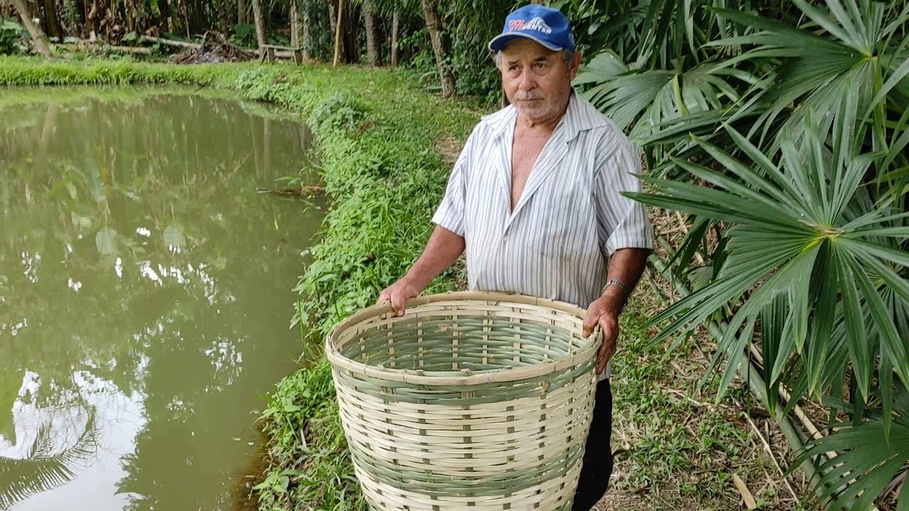 SR. CARLINHOS O ARTESÃO QUE FAZ BALAIO E PENEIRA DE BAMBU.