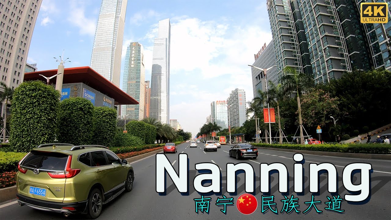 Passing 11 kilometers long Minzu Avenue in Nanning City．经过长达11 公里南宁市民族大道