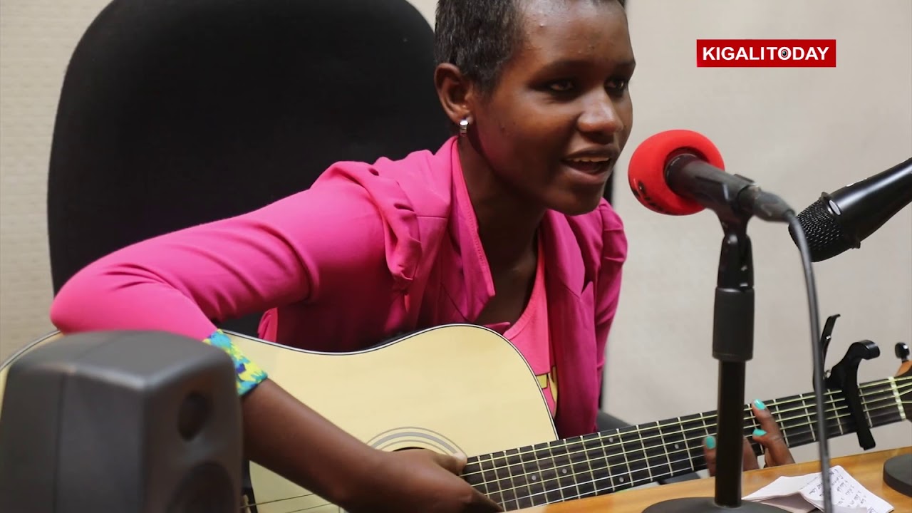 Dore umwe mu  bakobwa ba mbere mu gucuranga gitari mu Rwanda