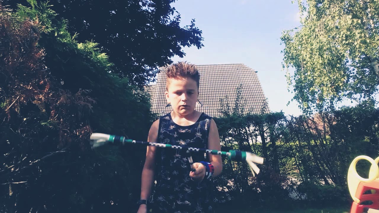 Voici 5 tricks super hard au baton du diable cet art du cirque super sympa comme tous les autres