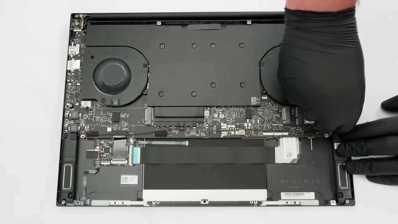 Razer Blade 16 (2025) w/ RTX 5090 Disassembly & Teardown
