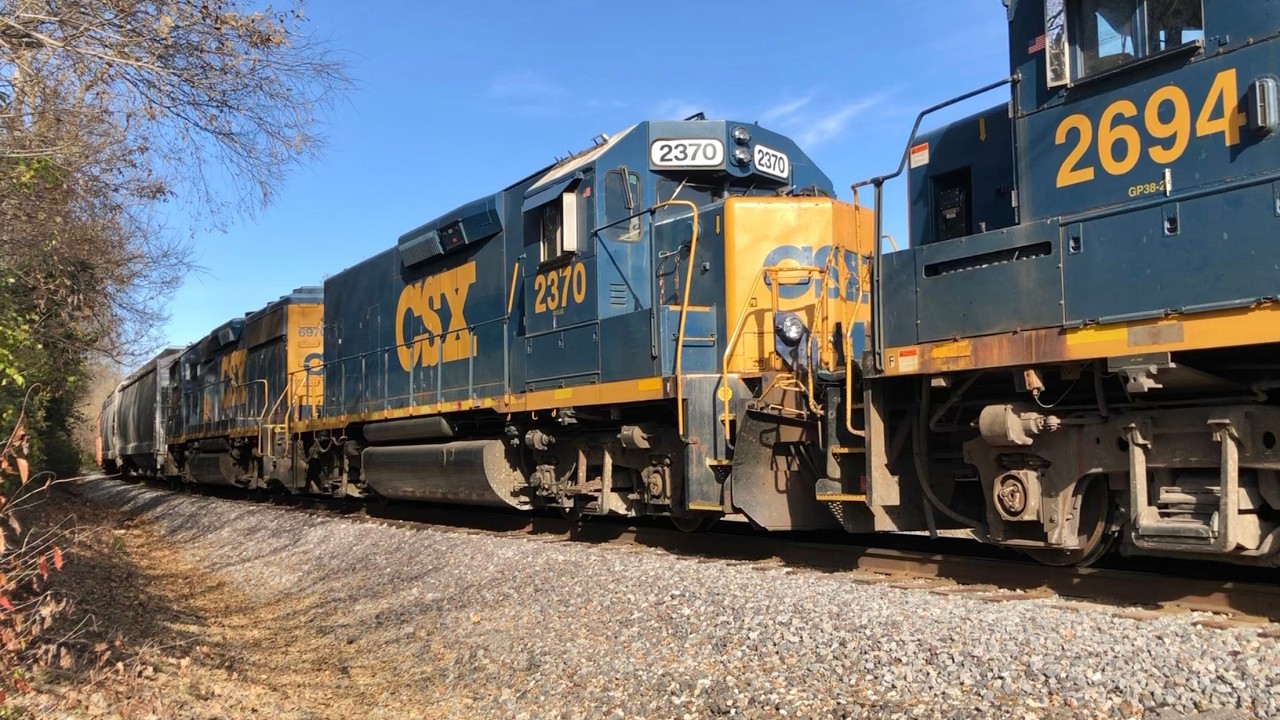 Слаг и Мейт на 6-локомотивном поезде! Поезд CSX проезжает, а затем внезапно поезд NS проезжает то...