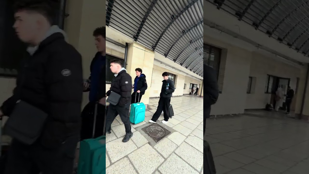 În liniștea sălii de așteptare,porumbeii par să fi preluat rolul călătorilor. Gara de Nord!