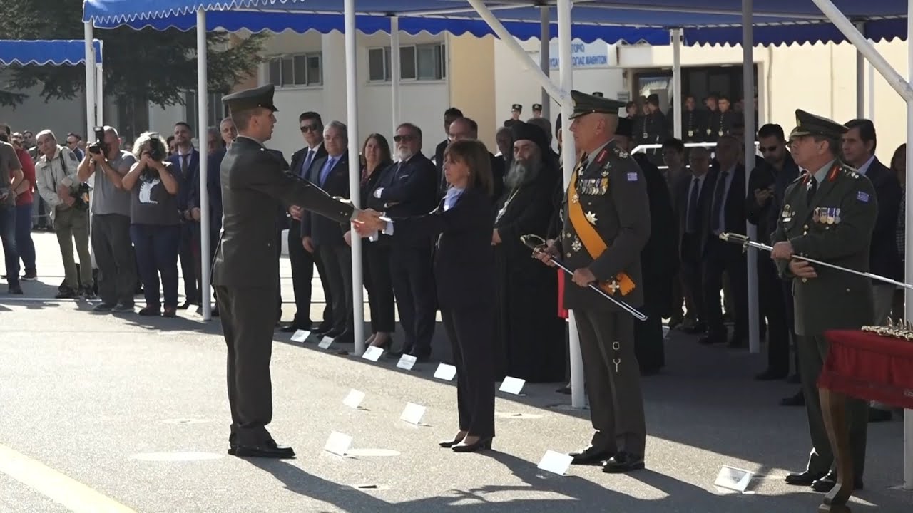 Ξίφη σε 60 νέους αξιωματικούς της ΣΣΑΣ επέδωσε η Πρόεδρος της Δημοκρατίας Κατερίνα Σακελλαροπούλου
