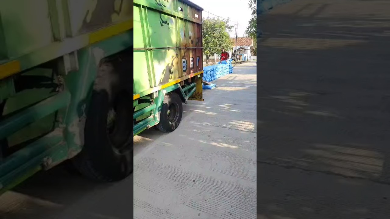 Proses muat garam laut/kasar 10ton #trending#trendingshorts #trend#viralvideo#viralshort #fyp#garam