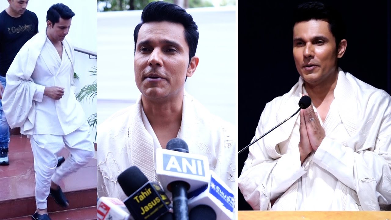 RandeepHooda Receiving Swatantrya Veer Savarkar Puruskar At Swatantryaveer Savarkar Rashtriya Smarak