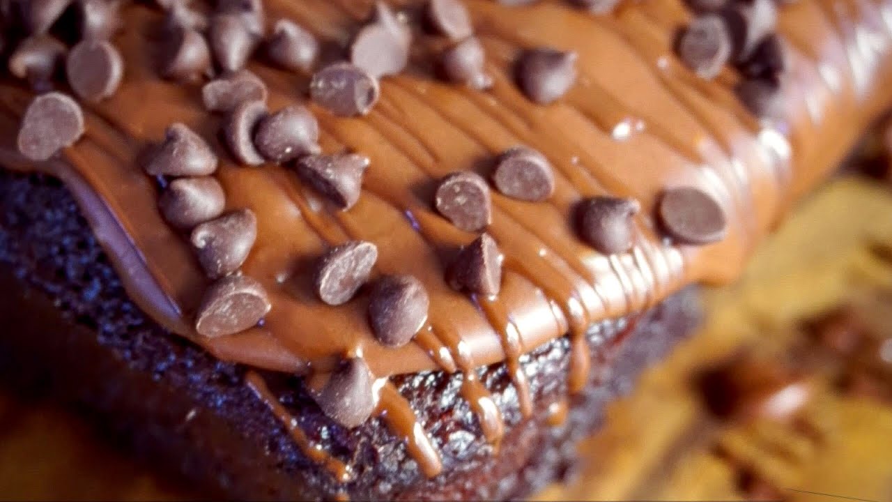 Easy TRIPLE CHOCOLATE CAKE Recipe! SO. Good. and VEGAN! 🍫🍫🍫