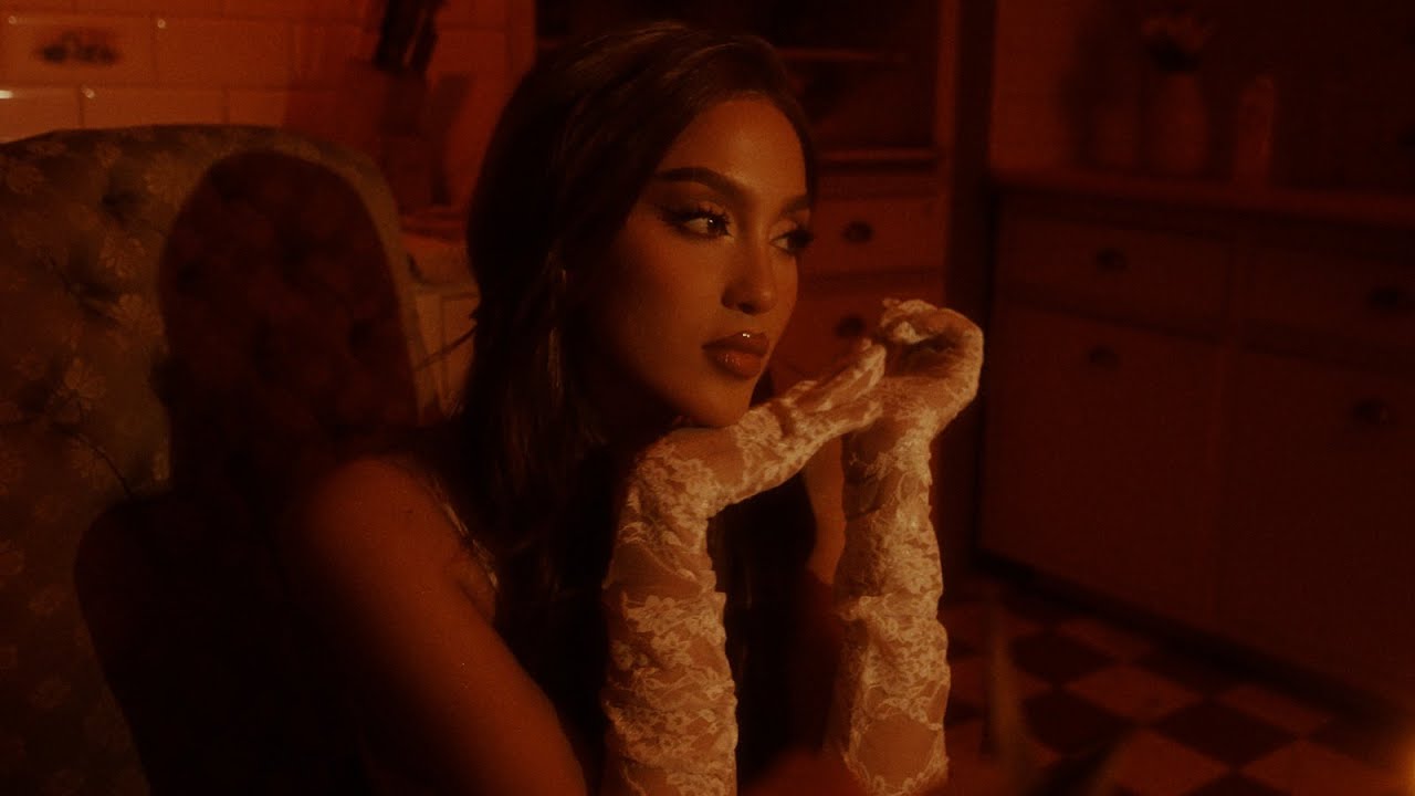 Kenia Rios - A poca luz (Video Oficial)