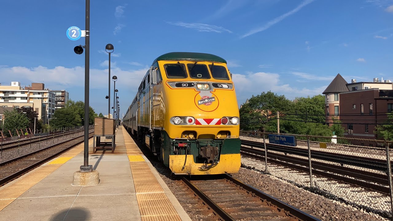 Metra 90 Through Oak Park | Metra Heritage Unit