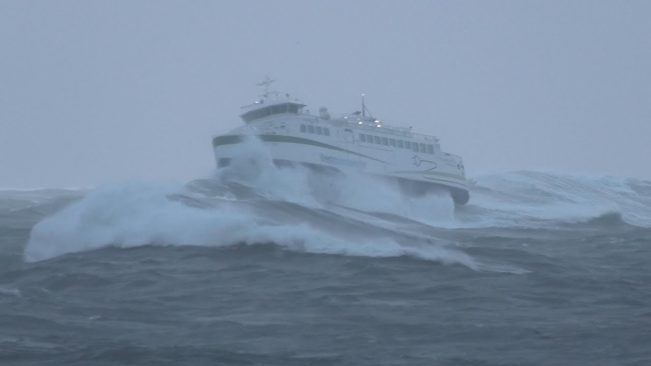 Herjólfur Ferry Battles Massive Waves at Þorlákshöfn | Storm & Sunshine | Feb 28, 2025