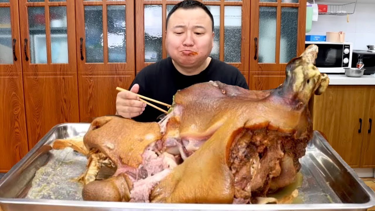 My father-in-law gave me a 60-pound ox head. Ah Qiang made spicy braised ox head.