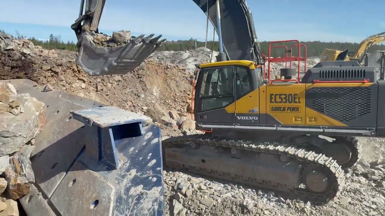 Jonsson 1208 mobil stone crusher Volvo 530 excavator volvo220 wheel loader