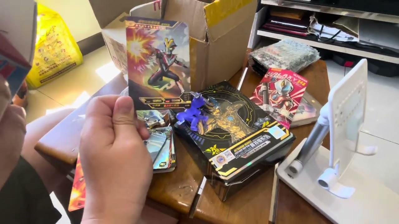 小伙今天跟玩具傻逼一起來開箱￼