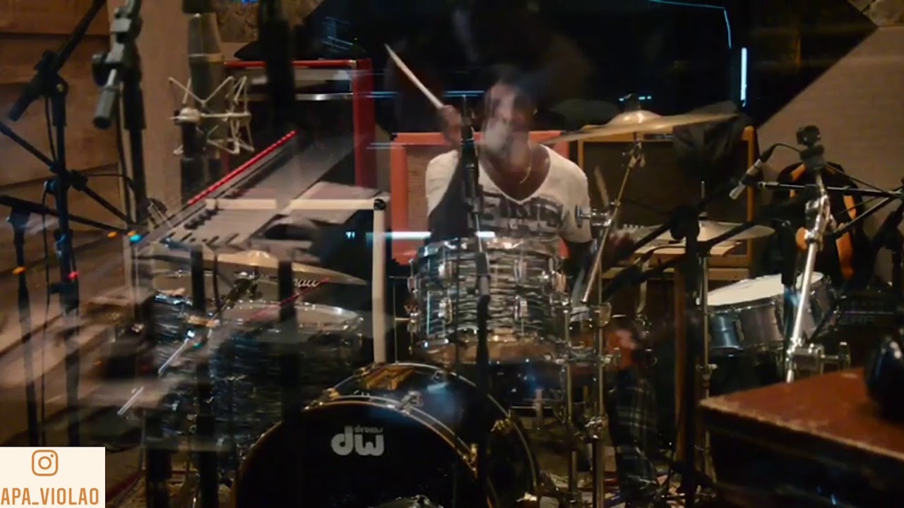 Chocolate gravando bateria no Studio Vip com Dudu Borges