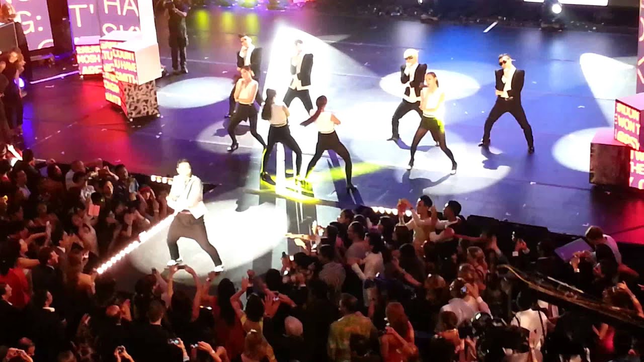 Psy! Live at Social stars award 2013