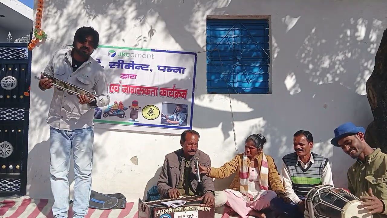 #स्वर# रामलखन सेन एंड पार्टी द्वारा नुक्कड़ नाटक किया बच के ठेला गाड़ी से सड़क सुरक्षा अभियान 