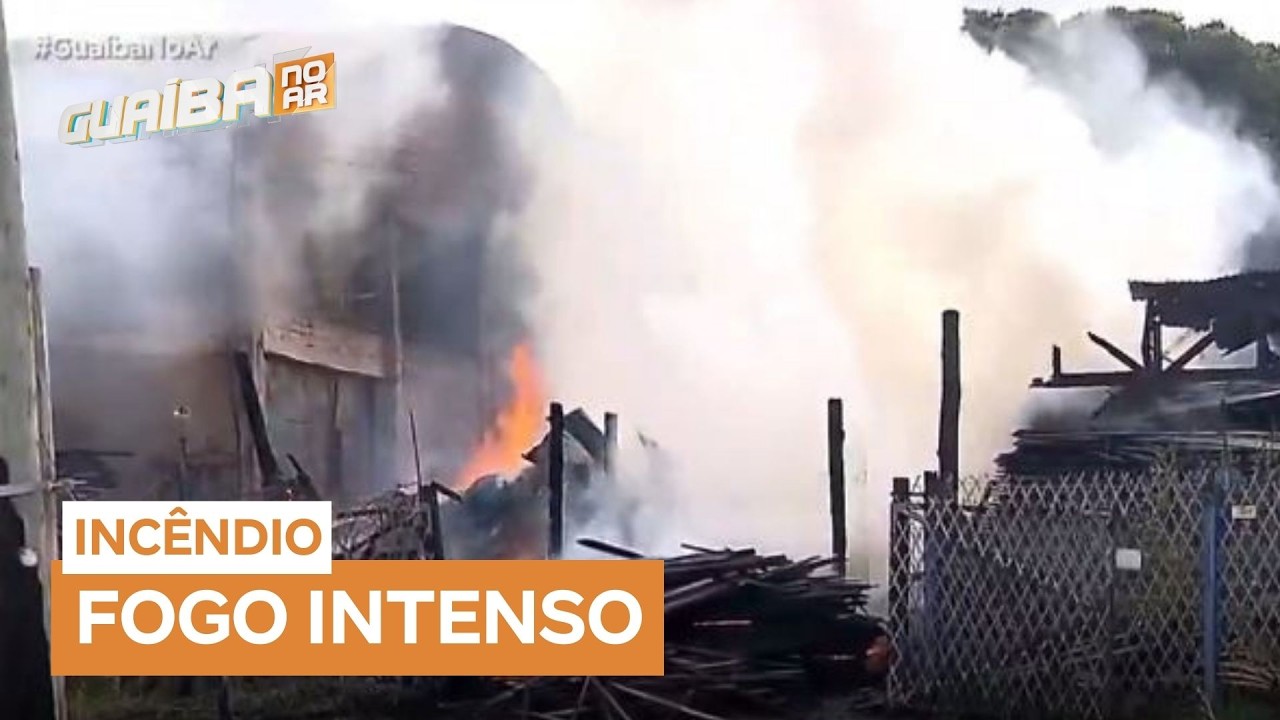 Incêndio de grandes proporções atinge madeireira em Porto Alegre (RS)