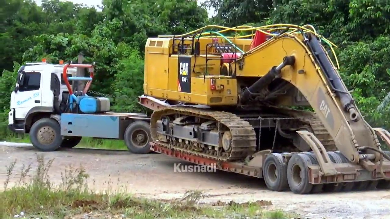Excavator CAT 374 F Transporting by FAW & VOLVO Truck..
