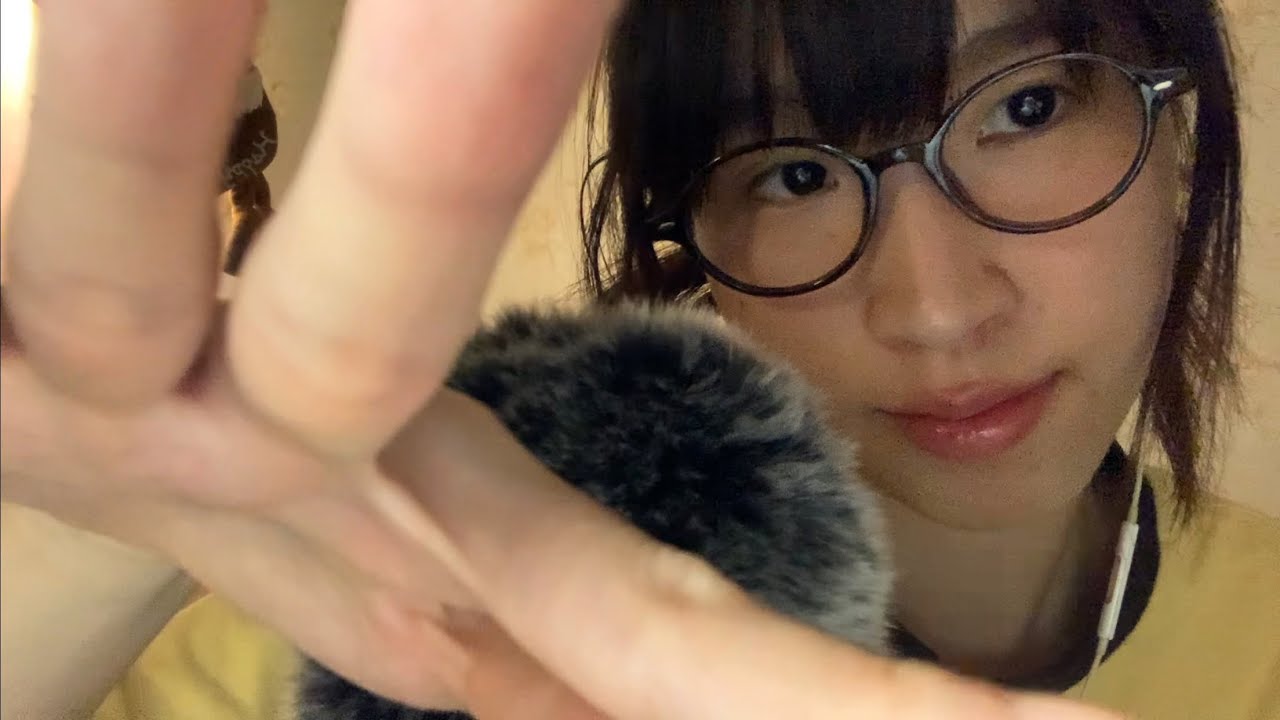 ASMR fluffy Mic Scratching & Visual triggers hand movement