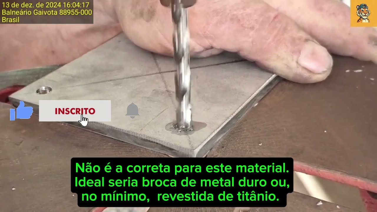 Furando inox 304 com broca comum de a&ccedil;o r&aacute;pido.  N&atilde;o &eacute; o tipo ideal de broca!