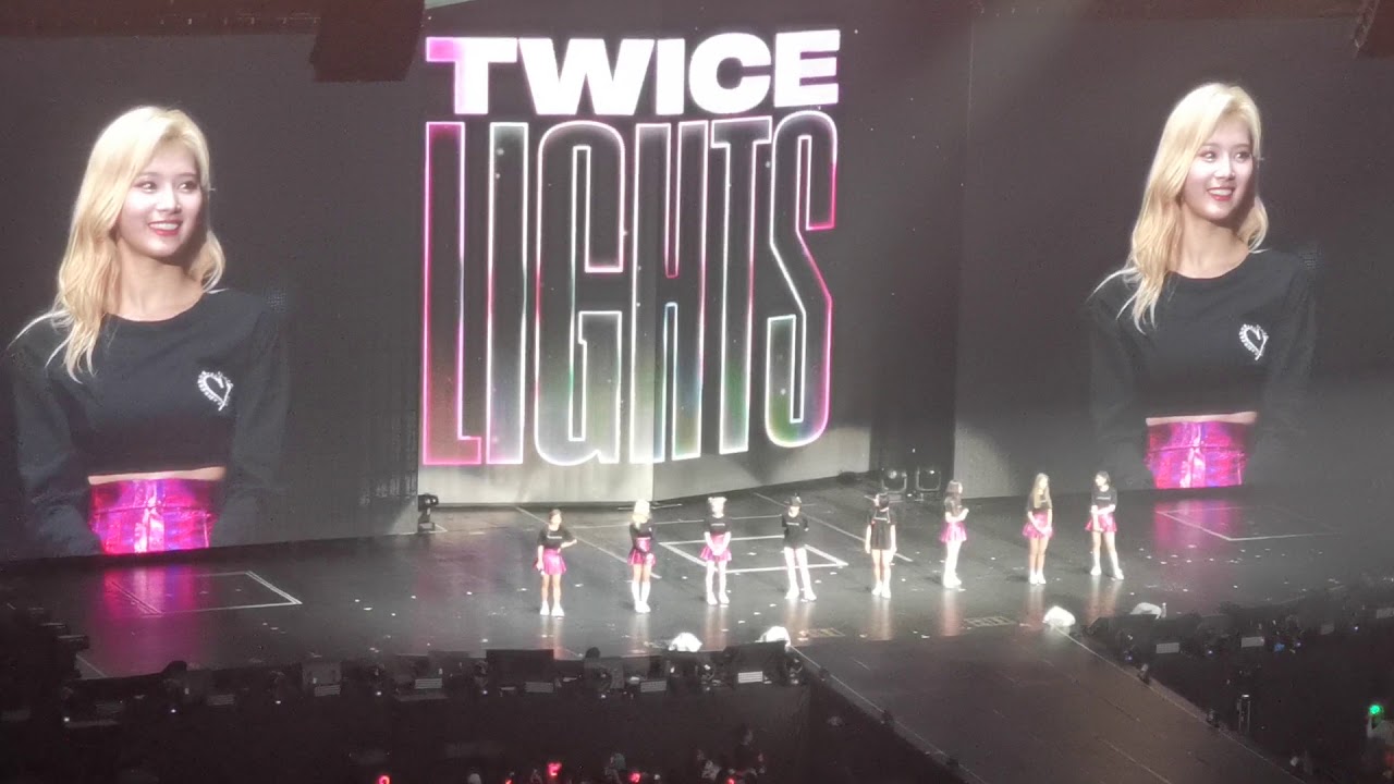 17.8.19 [TWICELIGHTS IN KL] TWICE REACTION TO THE VCR BY MALAYSIA ONCE