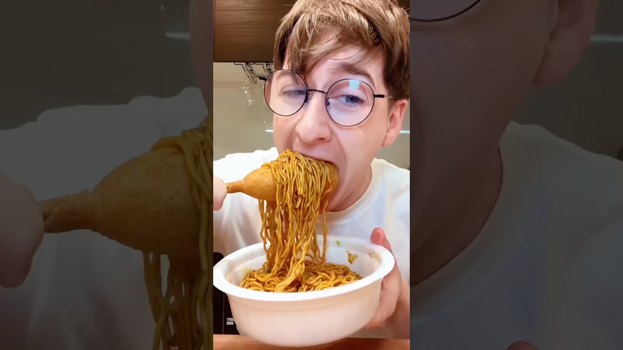 Eating Food From a Japanese Convenience Store!