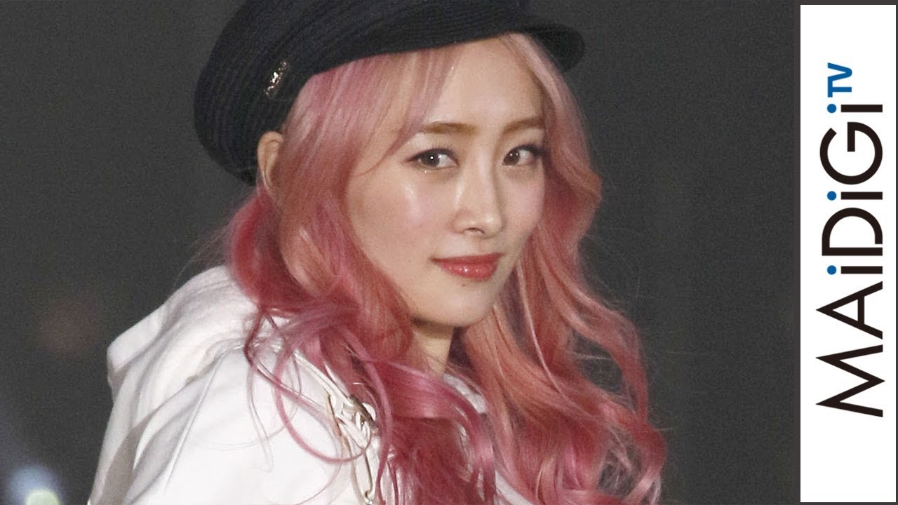 元KARAニコル、ヒョウ柄の超ミニ×ピンクヘアで関コレに　日本のファッションショー初出演　＜関西コレクション2019S／S＞