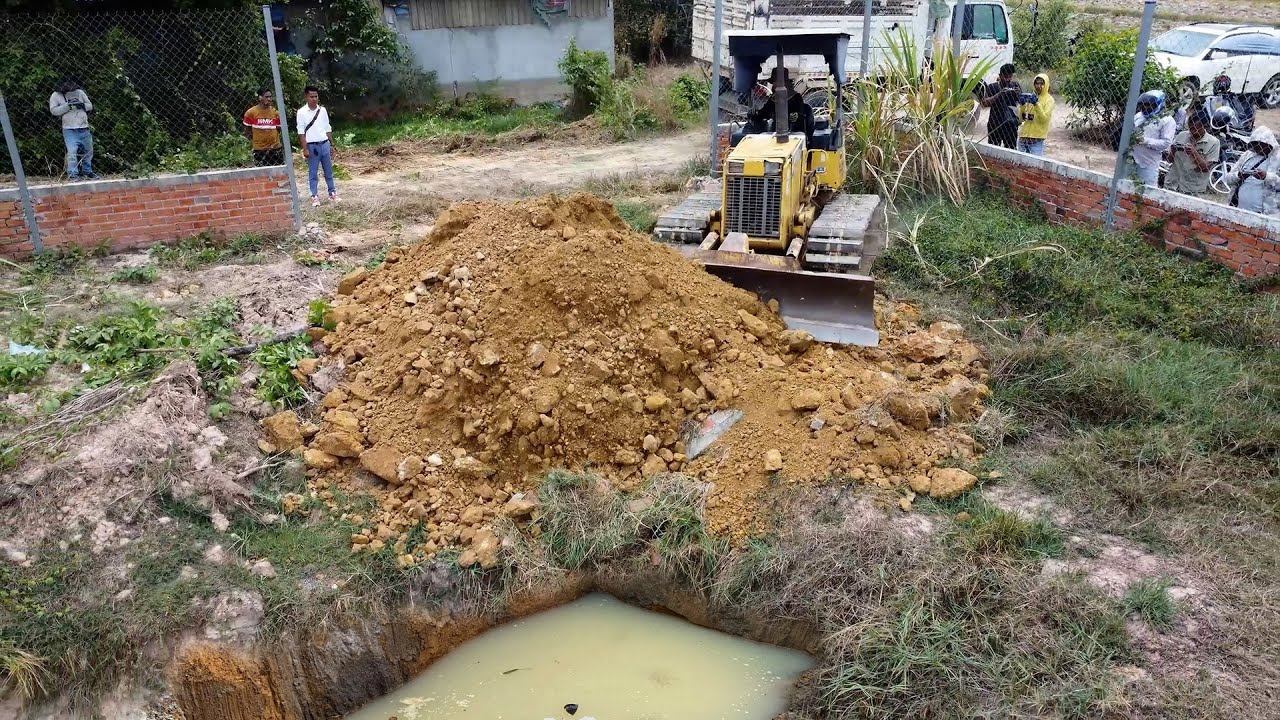 Start New Landfill Project By Skilled Dozer KOMATSU D31P Push Soil with Dump Truck 5Ton Unloading