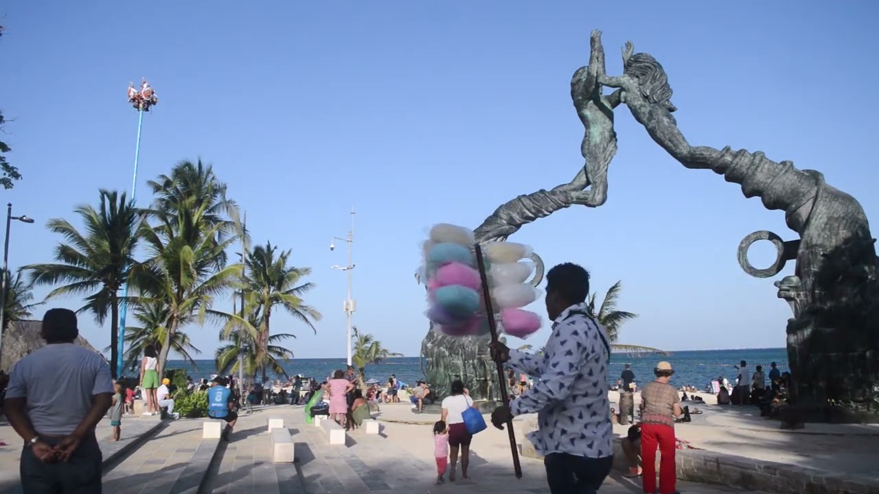 People in the park ambience by the beach 👨‍👨‍👦