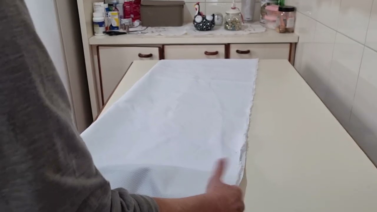 Como cortar o tecido  de vagonite para um caminho de mesa.