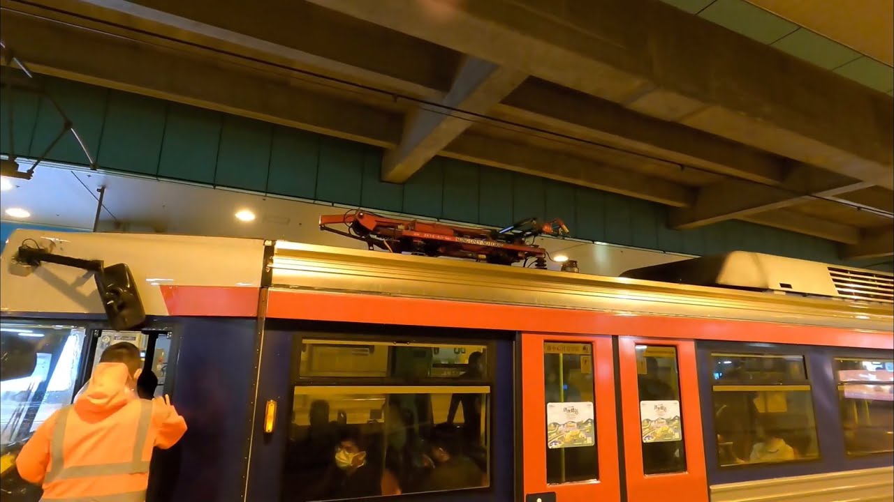 ￼輕鐵第三期列車 1110@614 及第一期列車 1066+1060@751 於兆康一台降下/升上集電弓及燈光短暫停止運作
