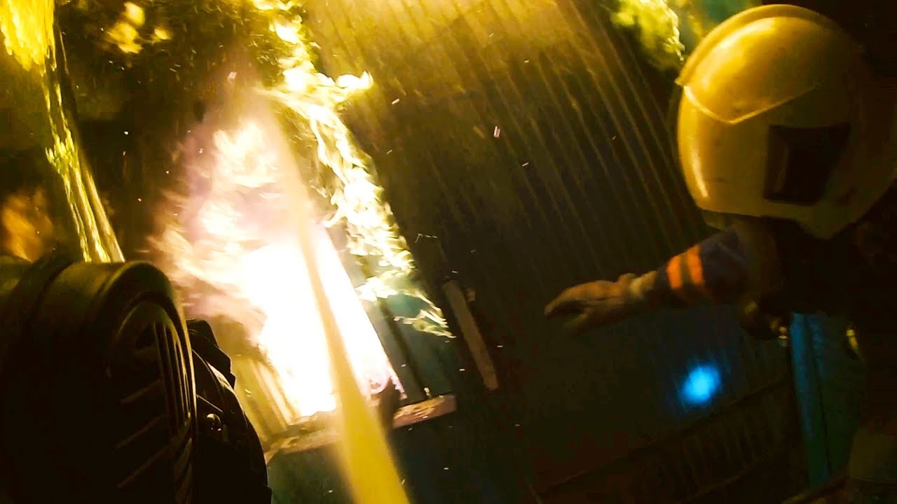 ПОТУШИЛ ПОЖАР ВЕДРОМ ВОДЫ / Man put out the fire with a bucket of water