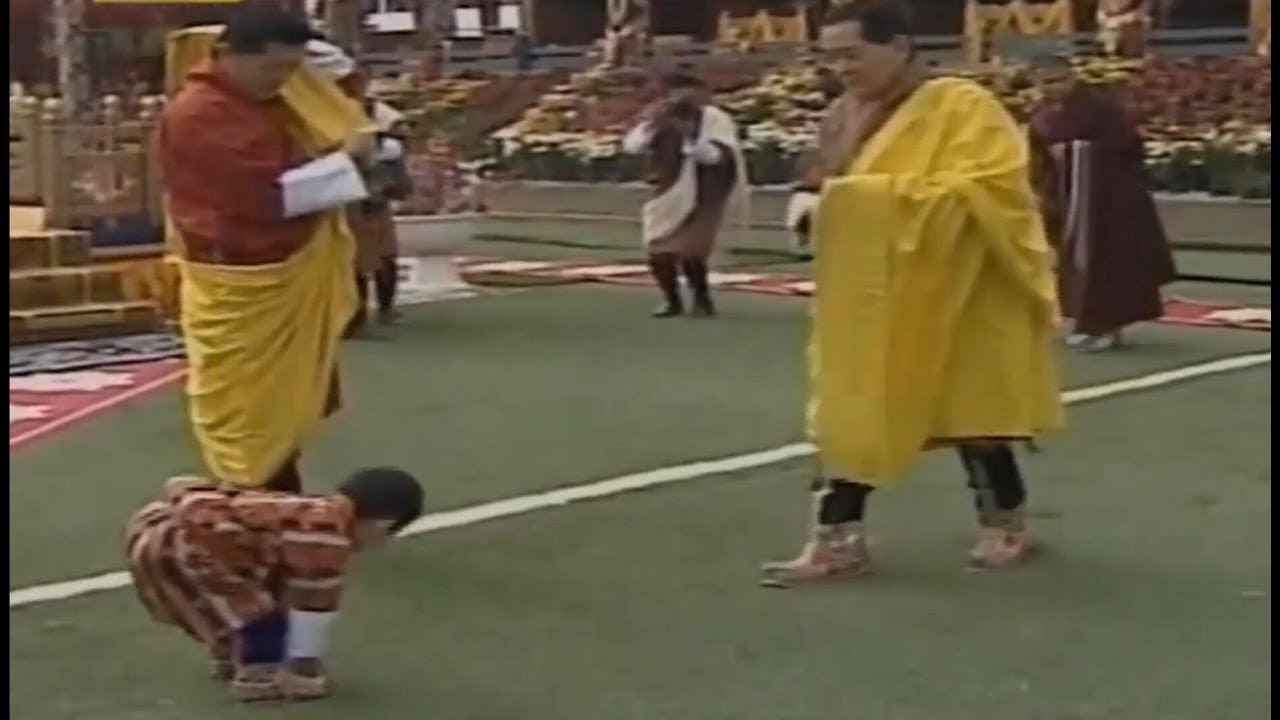 Adorable moment: Gyelsay bows to K4 and Jekhenpo during 111th National Day, Samtse. 🥰😍🇧🇹