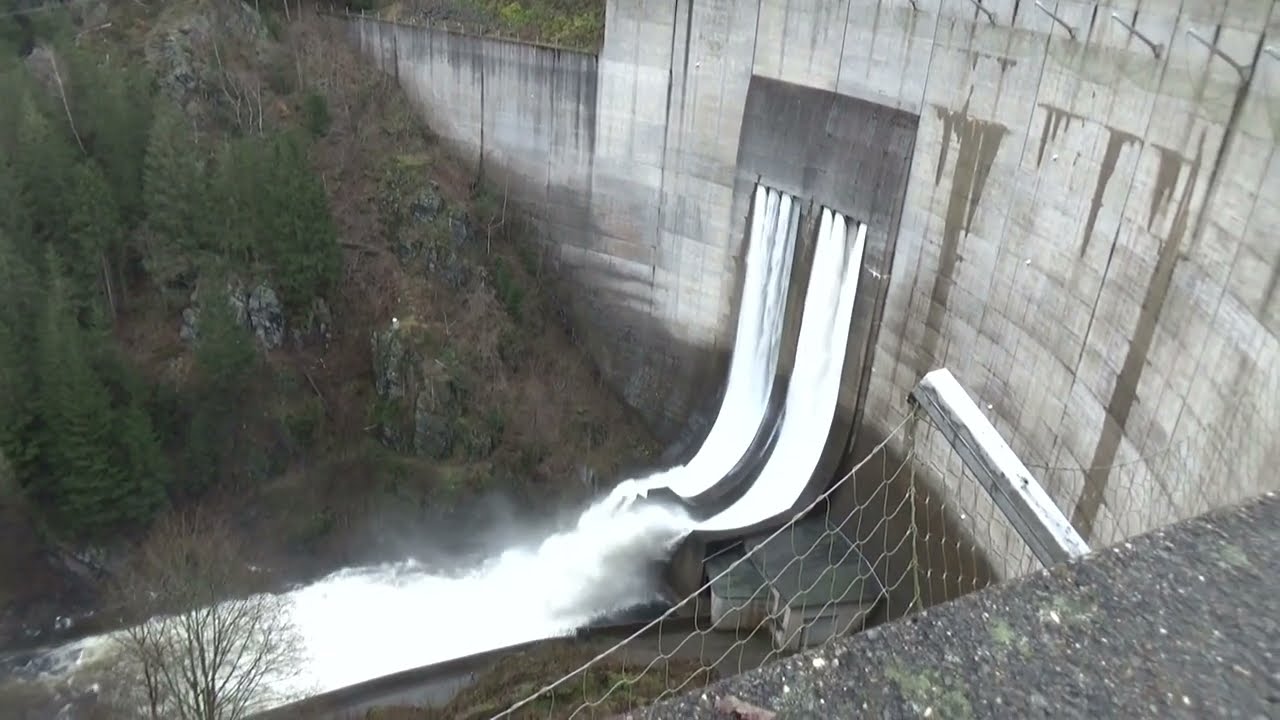 Jofilm zeigt: Überlaufende Harzer Stauseen Oker  und Innerstetalsperre, 27. Dezember 2023