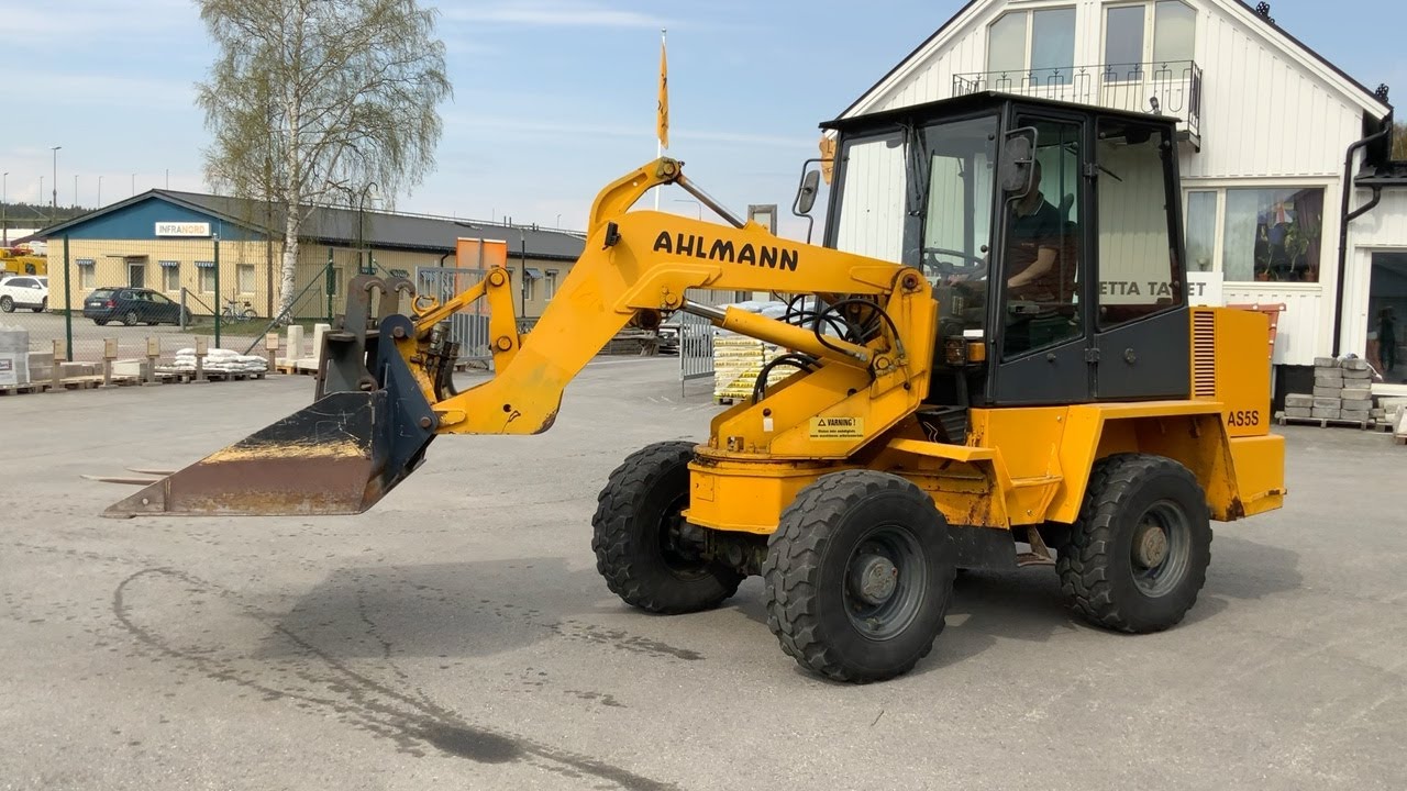 Köp Hjullastare Ahlmann AS5 med flera redskap på Klaravik
