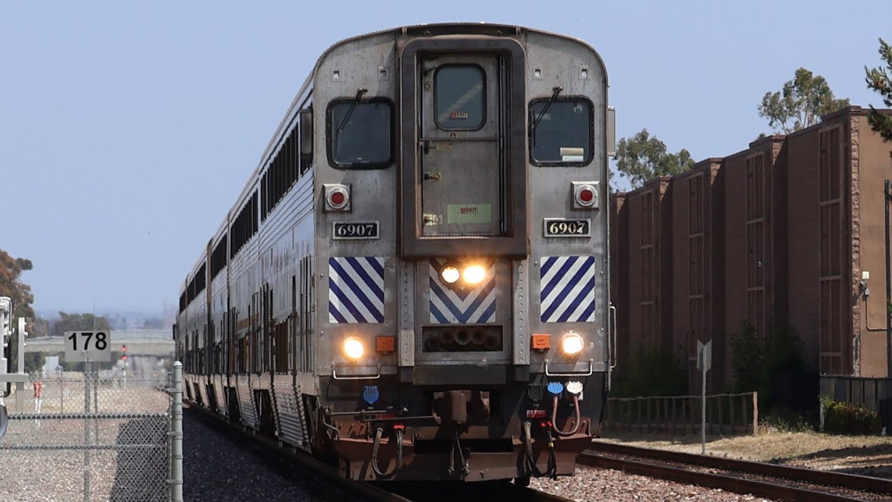 Railfanning Red Hill Avenue and Tustin Station | Hornshows and NPCU 90225