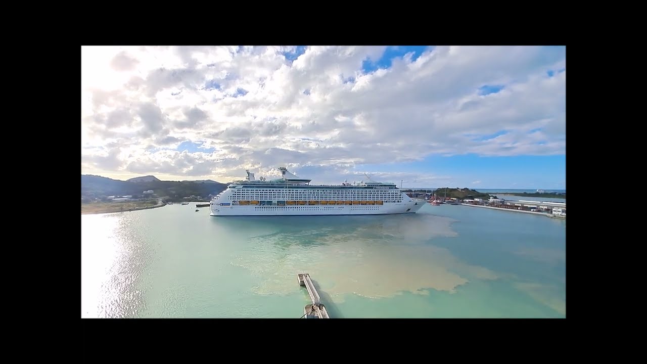 Kreuzfahrtschiff Explorer of the Seas von Royal Caribbean auf Antigua inklusive Auslaufen