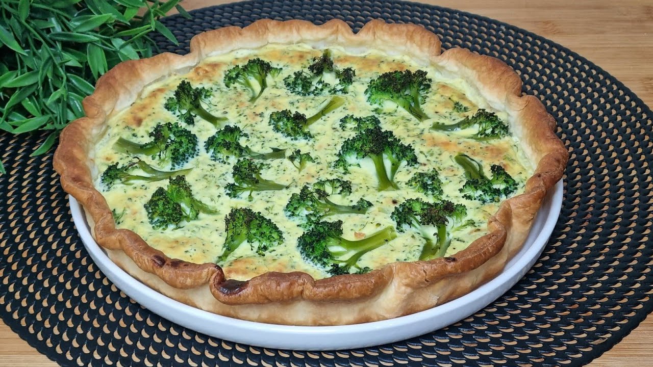 Пирог из слоеного теста с брокколи 🥦 быстрый и простой рецепт