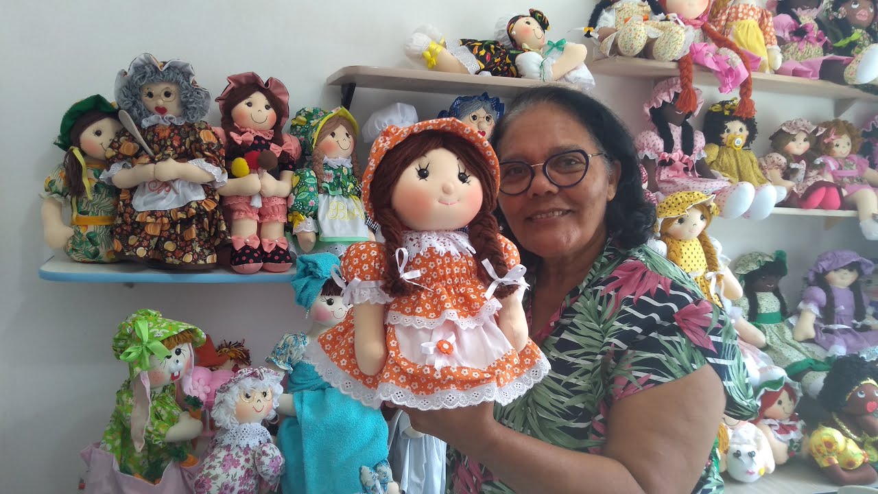 BONECA CAMPONESA PESO DE PORTA FEITA EM FUXICO - MOLDE GRÁTIS.