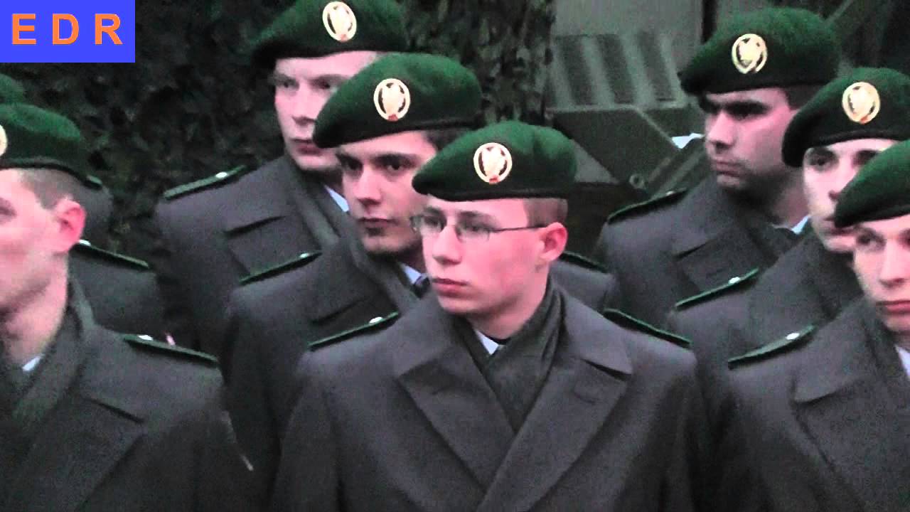 Gelöbnis in Hallenberg Einmarsch der Rekruten und Ehrenformation