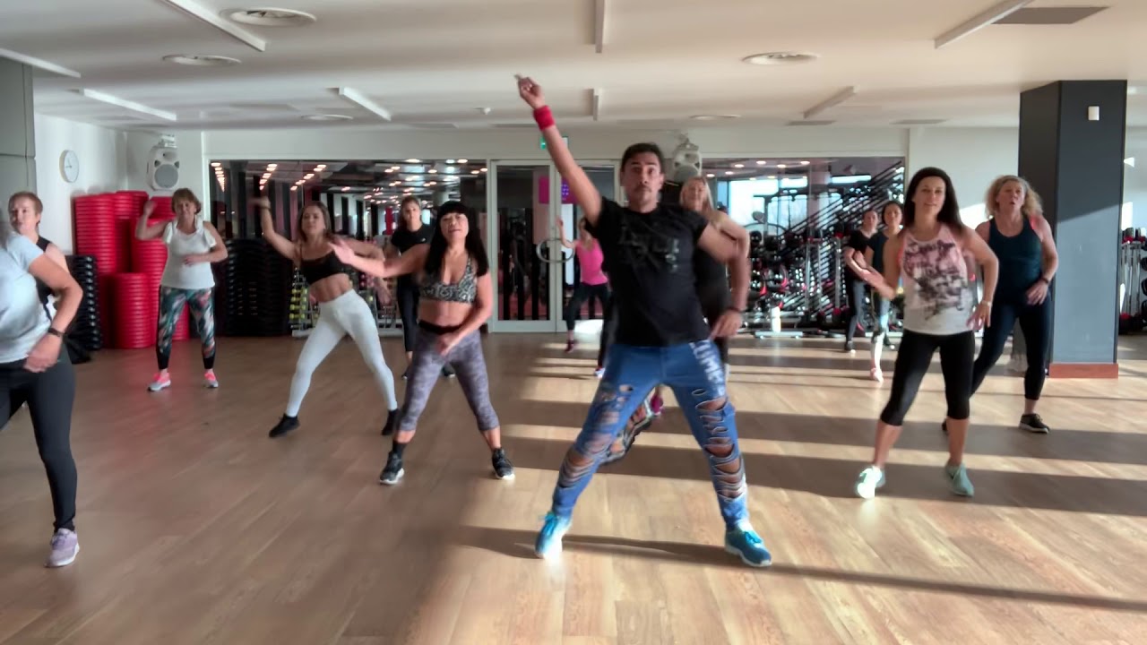 Latinos - Proyecto Uno - Warm Up Zumba Fitness Choreography by Zumba in London with Papi UK